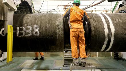 An Bord eines Verlegeschiffes werden im Fließbandverfahren Rohre für die Gaspipeline Nord Stream 2 verschweißt.