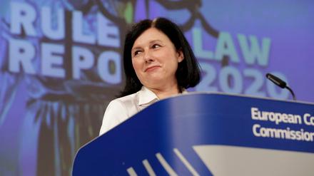 Die EU-Kommissarin für Werte und Transparenz, Vera Jourova, bei der Vorstellung des Rechtsstaatsberichts 2020. Sie ist auch Vizepräsidentin der Kommission.
