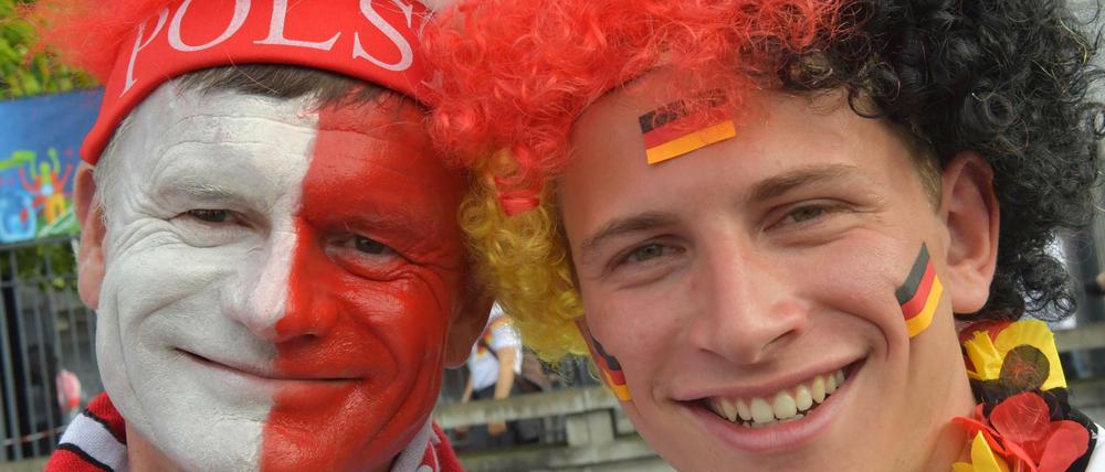 Gute Nachbarn: Ein polnischer und ein deutscher Fußballfan bei der Europameisterschaft 2016 in Frankreich.