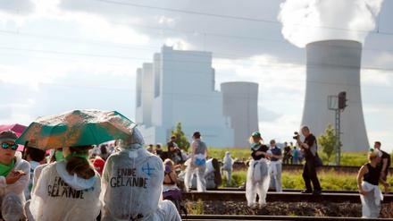 Aktivisten von „Ende Gelände“ haben die Nord-Süd-Bahn besetzt, über die der Kohle-Nachschub ins Kraftwerk Neurath rollt.