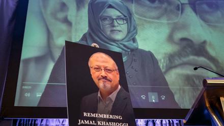 Ein Foto von Hatice Cengiz, Verlobte des getöteten saudischen Journalisten, wird während einer Gedenkveranstaltung für den getöteten saudischen Journalisten Jamal Khashoggi auf eine Leinwand projiziert. 