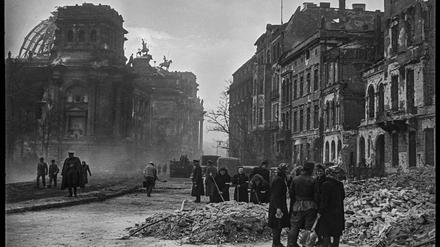 „Berlin Mai 1945“: Das Foto von Valery Faminsky ist in einer Ausstellung in Berlin zu sehen. 