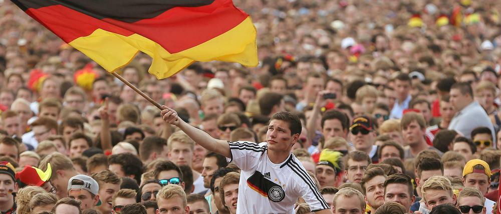 Fußballfans feiern in Hamburg beim Viertelfinalspiel Deutschland-Frankreich während der WM 2014. 