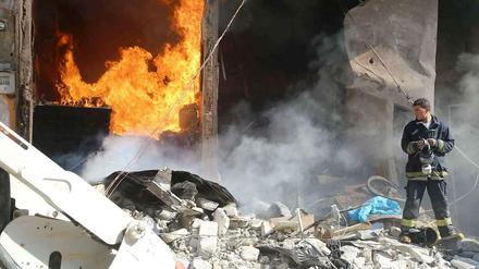 Die Fassbomben - gefüllt mit Metallteilen, Sprengstoff und Benzin - richten wie hier in Aleppo verheerende Verwüstungen an.