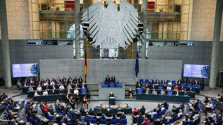 Berlin: Bundestagspräsident Wolfgang Schäuble (CDU) spricht zu Beginn der Feierstunde des Deutschen Bundestages zum 100. Jahrestag der Einführung des Frauenwahlrechtes bei der Wahl zur Verfassunggebenden Deutschen Nationalversammlung am 19. Januar 1919. 