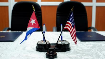 Die Flaggen von Kuba und den USA