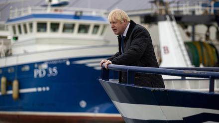 Boris Johnson auf einem Boot.