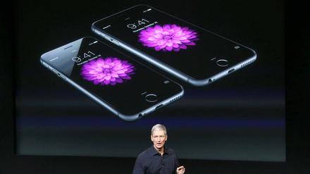 Apple-Chef Tim Cook präsentiert sein Erfolgsprodukt. Apples Härte im Streit mit dem FBI findet viel Zuspruch.