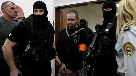 Der ehemalige Soldat Miroslav Marcek betritt den Gerichtssaal. 