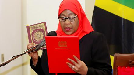 Tansanias neue Präsidentin Samia Suluhu Hassan bei ihrer Vereidigung.