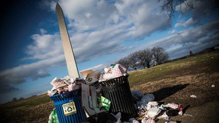 Wegen des Shutdown stapelt sich der Müll vor dem Washington-Monument in der amerikanischen Hauptstadt, weil die Angestellten nicht zur Arbeit gehen können.