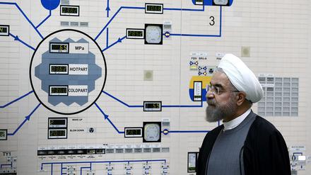 Irans Präsident Hassan Rouhani im Kontrollraum der Atomanlage in Bushehr. 