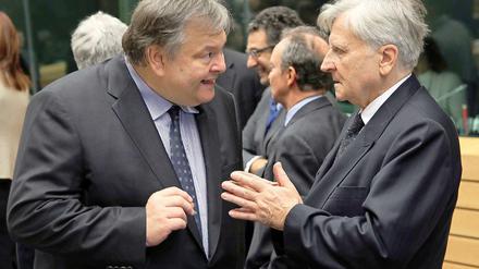 Griechenlands Finanzminister Evangelos Venizelos (links) spricht auf dem Treffen der Finanzminister in Brüssel mit Jean-Claude Trichet, Präsident der Europäischen Zentralbank.