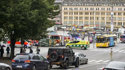 Rettungskräfte stehen auf dem Marktplatz in Turku. Die Polizei hat auf einen Messerangreifer geschossen, der zuvor mehrere Menschen verletzt hatte. 