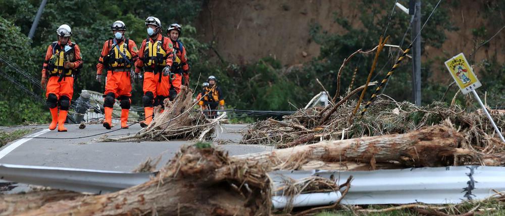 Rettungskräfte bei Aufräumarbeiten nach dem Taifun in Japan. 