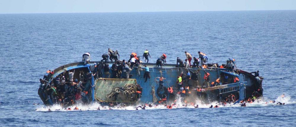 Flüchtlinge kämpfen 2016 auf einem kenternden Boot vor Lybien um ihr Leben.
