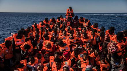 Flüchtlinge auf einem Boot auf dem Mittelmeer (Archivbild) 