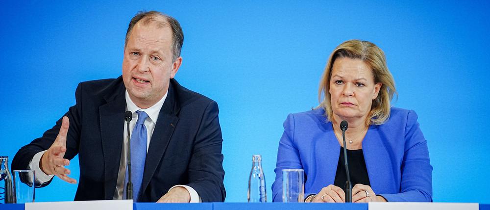Joachim Stamp (FDP) und Nancy Faeser (SPD) sprachen im Februar über ihre Pläne - seither ist noch nicht viel passiert.