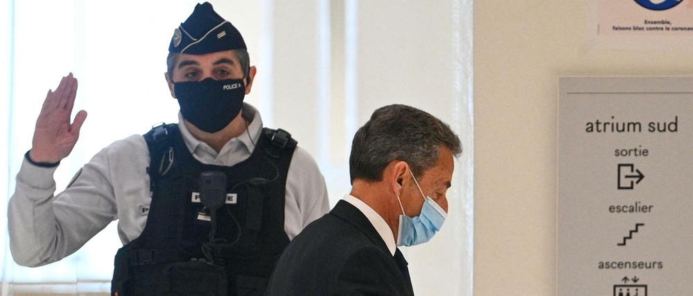 Abgang. Frankreichs Ex-Präsident Nicolas Sarkozy verlässt am Montag das Gerichtsgebäude in Paris.