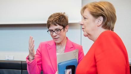 Annegret Kramp-Karrenbauer (l), Bundesvorsitzende der CDU, und Angela Merkel, Bundeskanzlerin