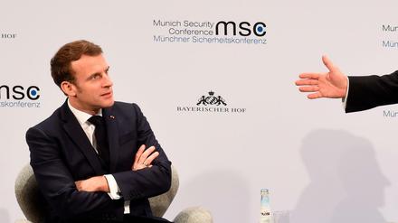 Der französische Präsident Emmanuel Macron hört bei der Sicherheitskonferenz in München der Rede Wolfgang Ischingers zu.