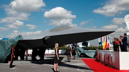 Auf der Luftfahrtmesse bei Paris wurde ein erstes Modell des neuen Kampfflugzeugs enthüllt.