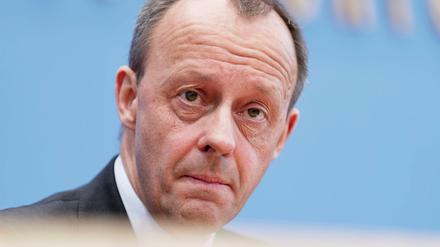 Friedrich Merz hat vor Journalisten seine Kandidatur für den Parteivorsitz erklärt.