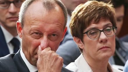  Friedrich Merz (CDU) und Annegret Kramp-Karrenbauer, Vorsitzende der CDU, sitzen nebeneinander.