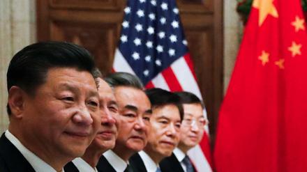 Der chinesische Präsident Xi Jinping und seine Delegation beim Treffen mit Donald Trump