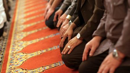 Gläubige Muslime im Gebetsraum eine Moschee.