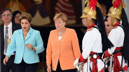 Brasiliens Staatspräsidentin Dilma Rousseff begrüßte Angela Merkel in Brasilia.