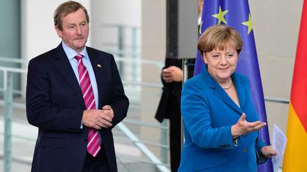 Bundeskanzlerin Angela Merkel trifft mit dem irischen Premierminister Enda Kenny zu einer Pressekonferenz ein.