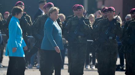 Reform auf den letzten Metern. Keine gute Idee von Verteidigungsministerin Kramp-Karrenbauer (li.), hier mit Bundeskanzlerin Merkel. 