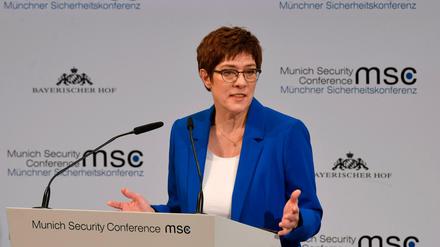Annegret Kramp-Karrenbauer trat bei der Sicherheitskonferenz als Verteidigungsministerin auf - und musste auch über die CDU reden. 