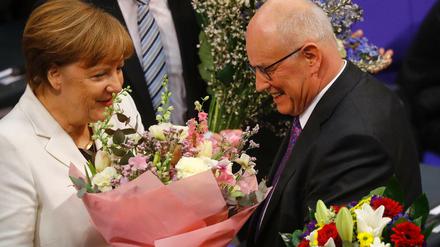 Blumen vom Fraktionschef: Volker Kauder, langjähriger Weggefährte Merkels, gratuliert der alten und neuen Kanzlerin.