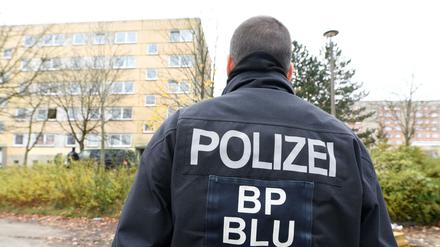 Zugriff im Plattenbau: Ein Polizist am Dienstagmorgen in Schwerin.