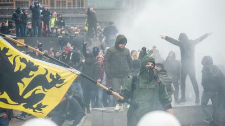 Die Polizei in Brüssel geht mit Tränengas und Wasserwerfer gegen rechte Gewalttäter vor.