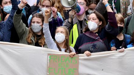 Greta Thunberg und Luisa Neubauer laufen in erster Reihe bei dem Klimastreik in Berlin mit. 
