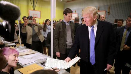 Im Hintergrund immer dabei: Schwiegersohn Jared Kushner, links hinter Donald Trump, bei der Stimmabgabe am Wahltag.