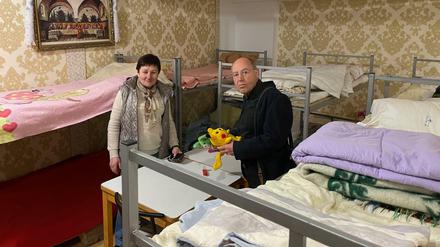 Gregor Gysi besucht in Lemberg auf seiner Reise in die Ukraine eine Notunterkunft für Flüchtlinge aus den Kriegsgebieten