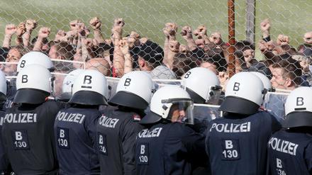 Polizisten stehen Darstellern bei der Grenzschutzübung "Proborders" an der Grenze zu Slowenien gegenüber. 
