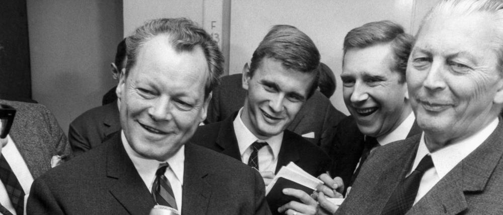 Ex-Widerstandskämpfer Willy Brandt und das ehemalige NSDAP-Mitglied Kurt Georg Kiesinger 1966 vor ihrer gemeinsamen Koalition. 