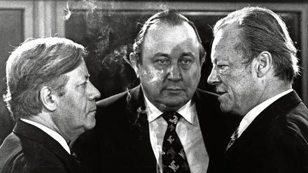 Vor 40 Jahren gehörten Zigaretten noch zu Politikern wie Bundeskanzler Helmut Schmidt (SPD), Bundesaußenminister Hans-Dietrich Genscher (FDP) und der SPD-Vorsitzende Willy Brandt. Heute rauchen deutlich weniger Menschen.