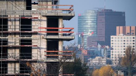 Ein Baugerüst steht an einem Rohbau eines Wohngebäudes in Berlin-Schöneberg. (Archivbild)