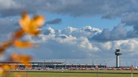 Noch ist kein Vogel in der Luft. Passagierflugzeuge von Easyjet stehen auf dem Vorfeld am Terminal 1 vom Hauptstadtflughafen Berlin Brandenburg.