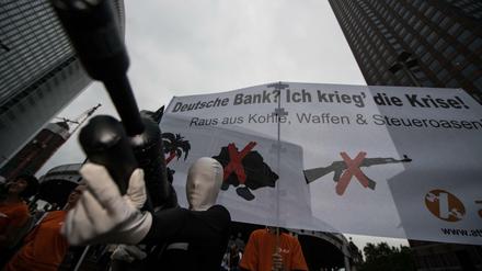 Mai 2018 in Frankfurt am Main: Ein Aktivist von Attac inszeniert sich bei einer Aktion gegen die Deutsche Bank