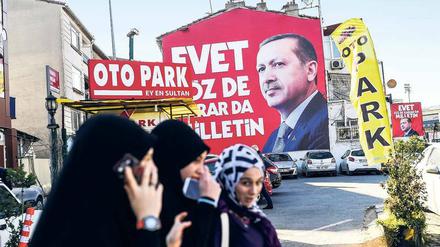 Überall in der Türkei – wie hier in einer Straße in Istanbul – ist die Regierungspropaganda allgegenwärtig. 