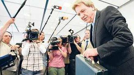 Als Zeuge geladen. Hessens Innenminister Bouffier am Mittwoch im Landtag. Foto: dpa