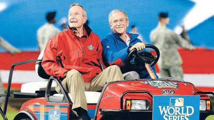 Ausflug mit dem Vater. George W. Bush (r.), hier mit Vater George Bush sen., genießt offenbar sein Rentnerdasein. Nun hat er seine Erinnerungen geschrieben, in denen er seine Politik rechtfertigt – so, wie die meisten seiner Vorgänger es auch getan haben. Bemerkenswert ist jedoch, wie zurückhaltend Bush bei der Vermarktung des Buches auftritt.