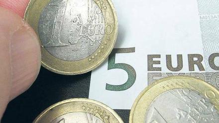 In kleinen Schritten. Zunächst wird der Hartz-IV-Satz nur um fünf Euro angehoben. 2012 soll es dann weitere drei Euro als Inflationsausgleich geben. 
